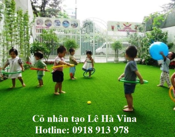Thảm cỏ nhựa trang trí khu vui chơi cho trẻ nhỏ